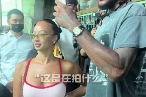 24岁杰伦·格林携41岁女友逛动物园用中文：长隆 我来了