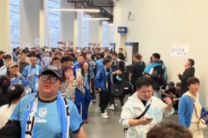 攻克凤凰山！实拍：大连英博球迷