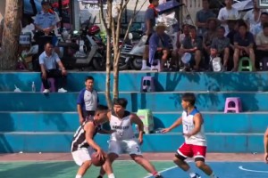 小伙打低位的技术很扎实！这篮下擦板球是真的稳！